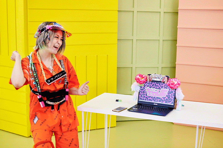 踊りながらMESHブロックを振るきょうこさん 踊りながらMESHブロックを振るきょうこさん