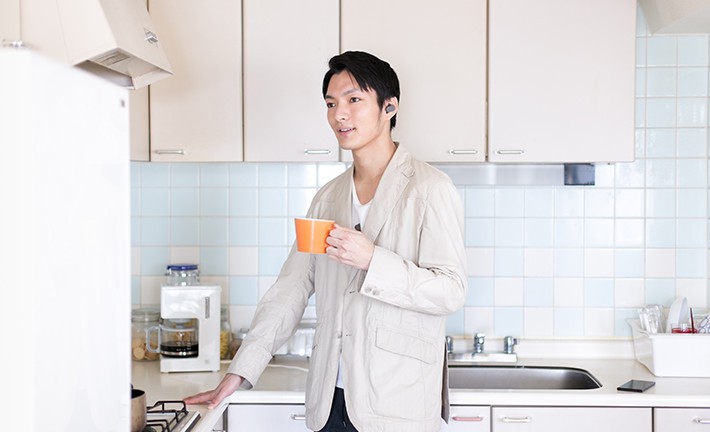 Earを装着して音声でニュースを聞く様子