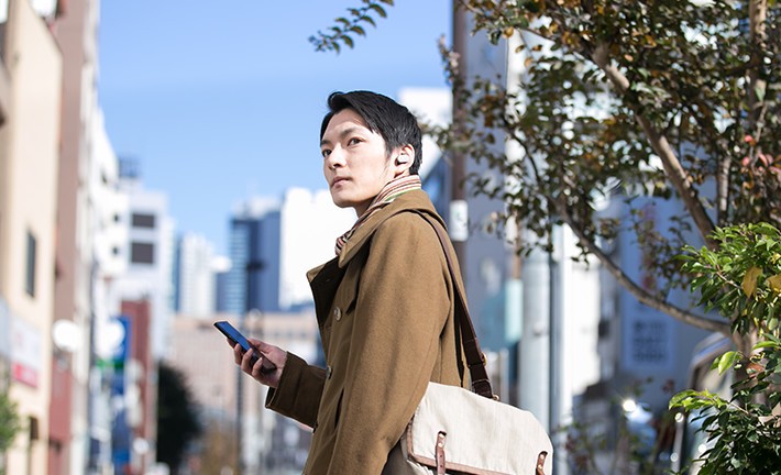 外出先でEarを装着している様子