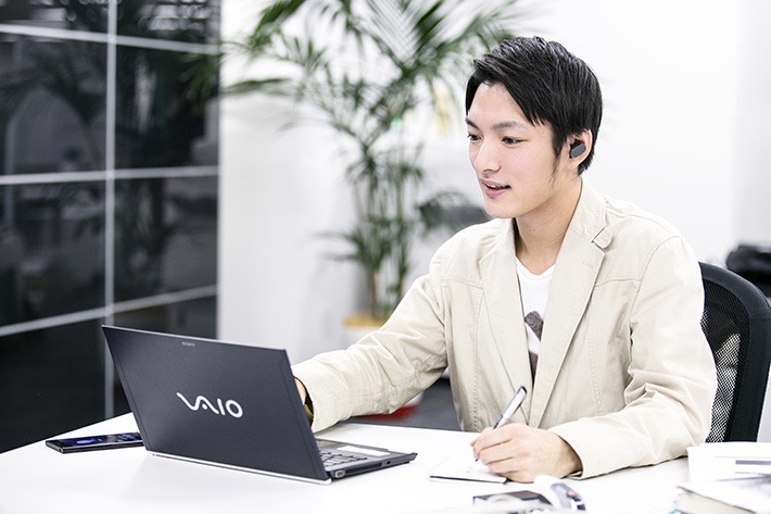 オフィスワークでEarを使用する様子