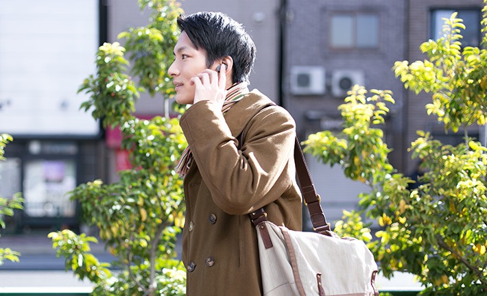 移動中に音声ナビゲーション機能を使う様子