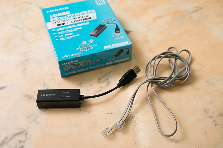 向かって左が「アナログモデム」、右が「モジュラーケーブル」です!