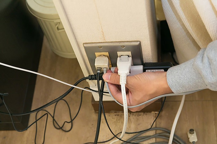 モジュラーケーブルを電話回線につなぎ、