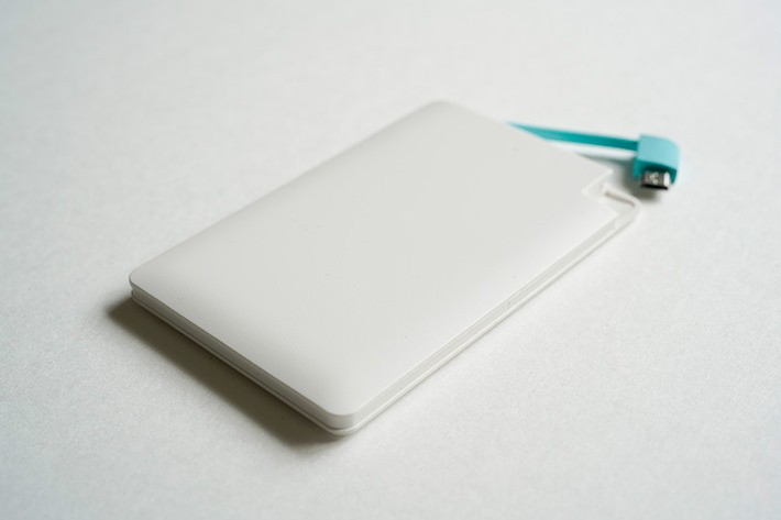 【¥690】厚さ8mmのカード型! 薄くてスマホと一緒に持ち運びやすいバッテリー「MBK25」
