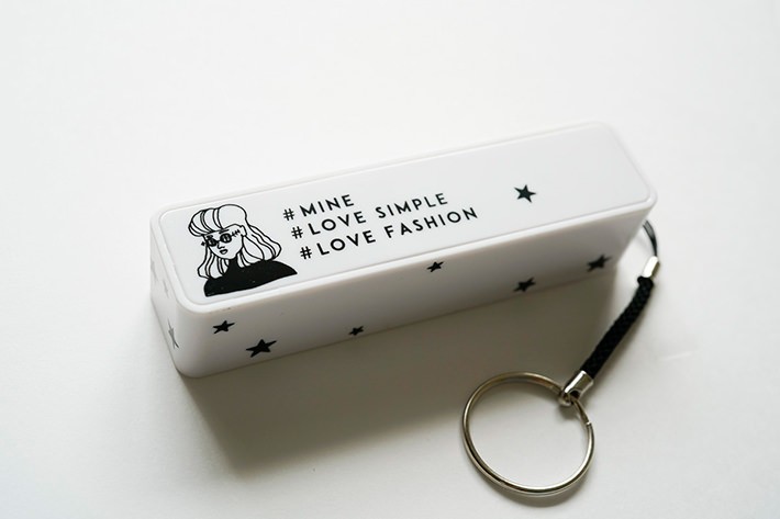 【¥300】ダイソーで買える女子向けバッテリー!「モバイルチャージャースティック」