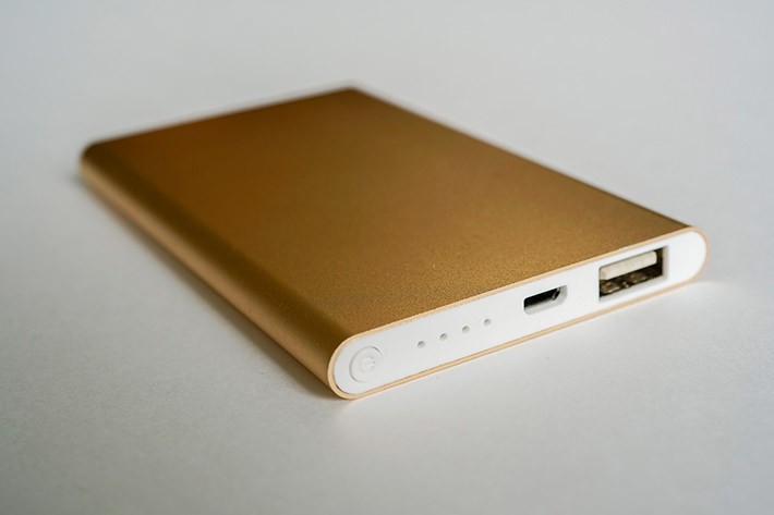 【¥980】金属の感触が心地良い! 高級感のあるバッテリー「LIT-SHOP-4000」