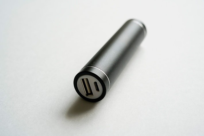 【¥490】手軽に持ち運べるスティックタイプのバッテリー!「MBB26」