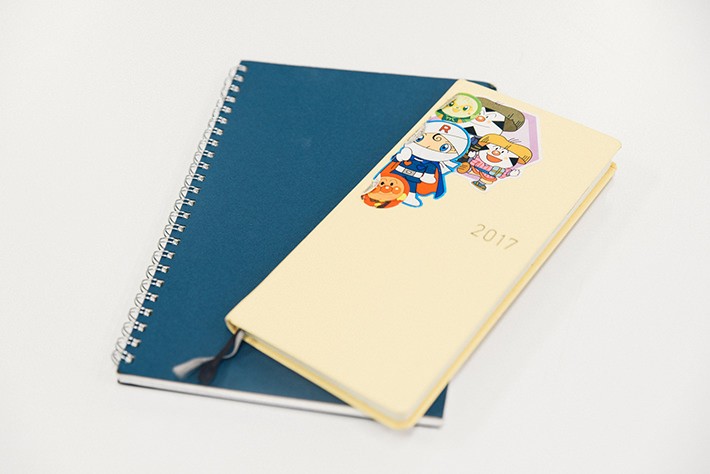 ほぼ日手帳と、方眼のノートを常に持ち歩いているそう
