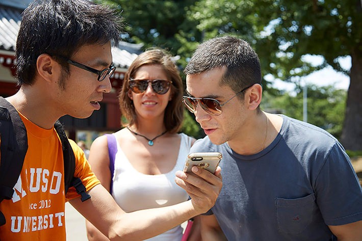 マイクに向かって話してもらえばリスニングも問題なし!