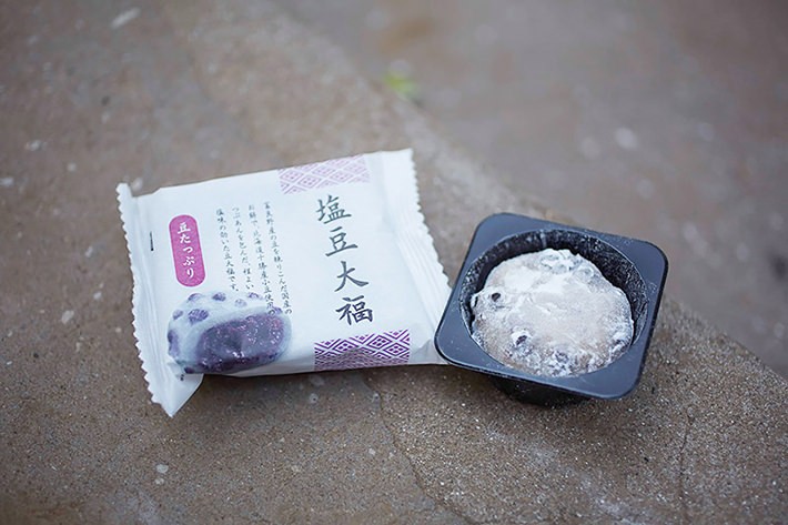 外国人に人気だったコンビニスイーツの大福を食べます!