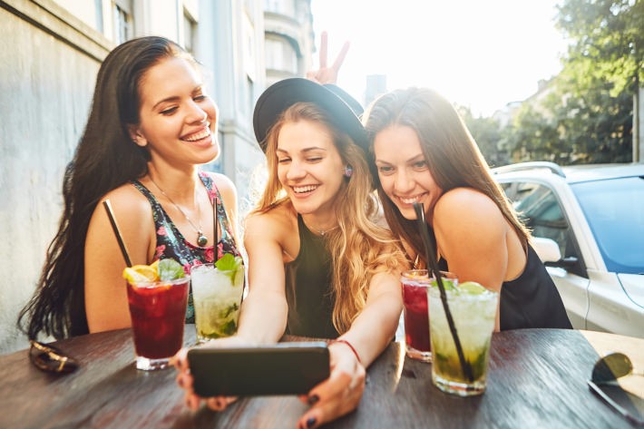 自撮りのきっかけは「ネタ」だった?