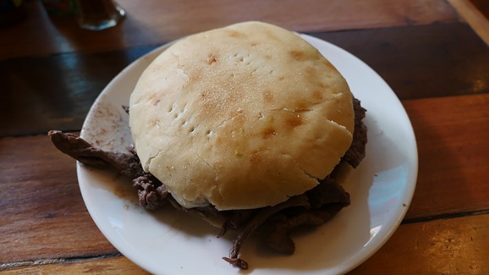 デカい! パティではなく肉そのものが挟まっている!