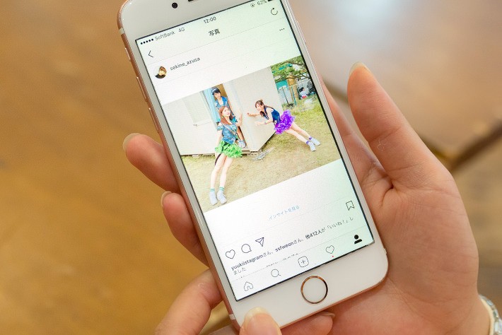 インスタを開いているスマホの画面