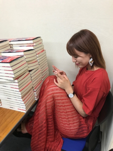 いきなりスマホでなにかを見ている関根さん