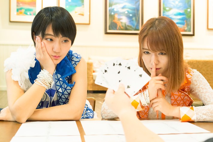 カードを真剣に眺める