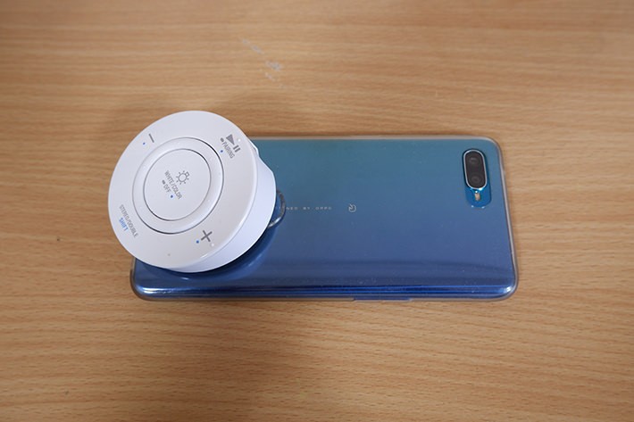 NFC機能の付いているスマートフォンをリモコンにタッチ