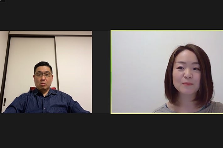 Zoomでオンラインヨガを開催している重本さん(写真右)