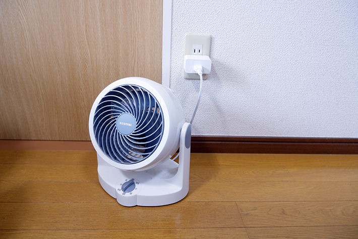 「Meross」をサーキュレータに取り付けている写真