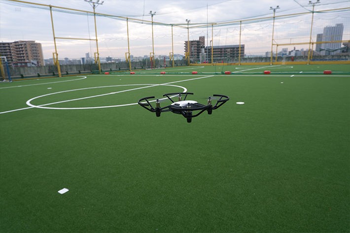 フットサルコートでドローンを飛ばしてる様子