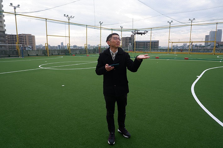 フットサルコートでドローンを飛ばしてる様子