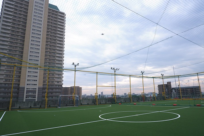 フットサルコートでドローンを飛ばしてる様子