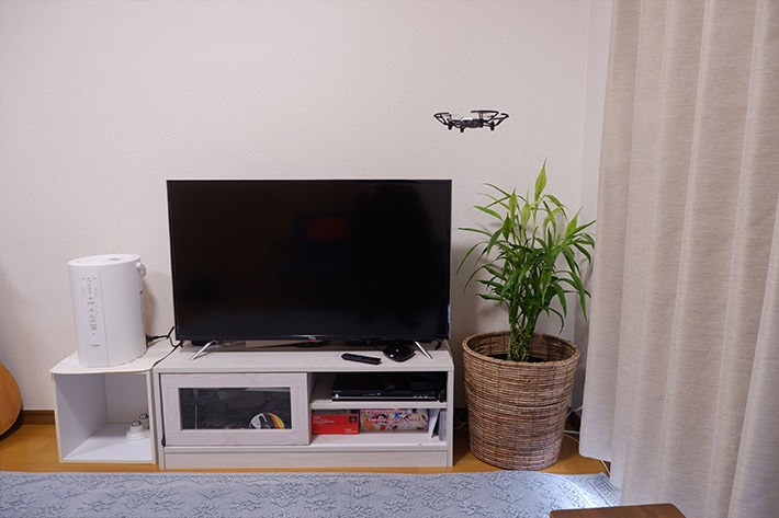 家の中を飛ぶTello