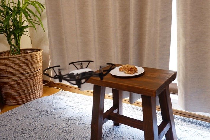 家の中を飛ぶTello