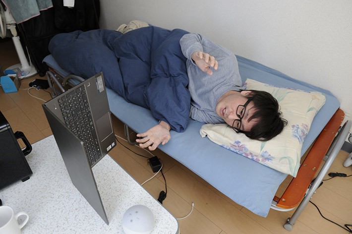 仕事もベッド上か難なくこなす