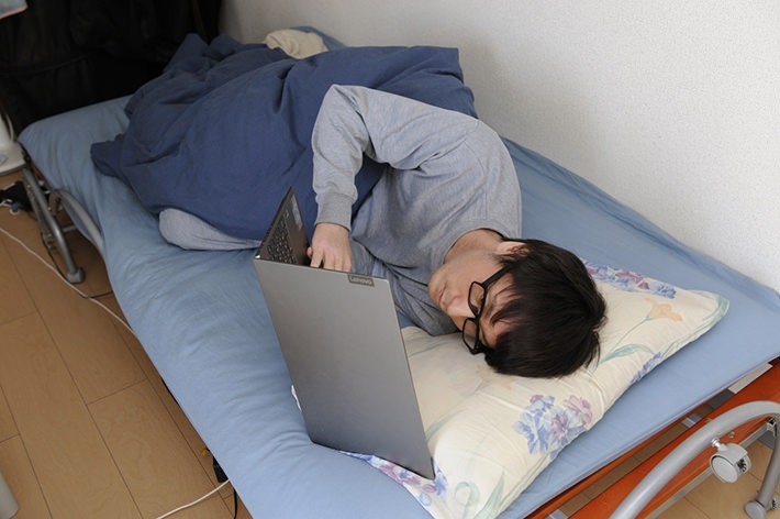 仕事もベッド上か難なくこなす