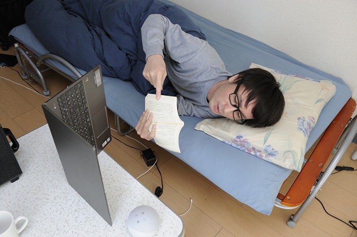 仕事もベッド上か難なくこなす