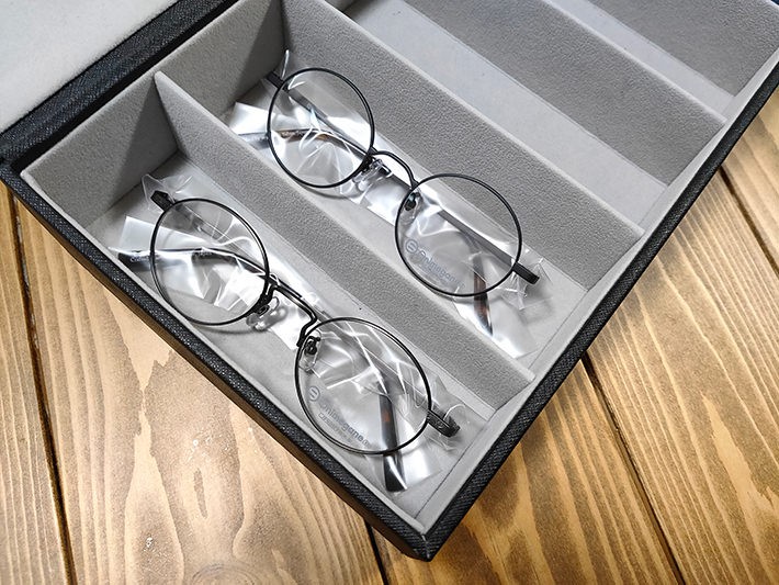 試着のために送られてきた、5本のメガネ