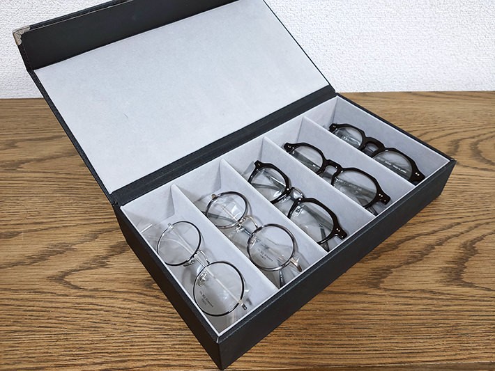 試着のために送られてきた、5本のメガネ