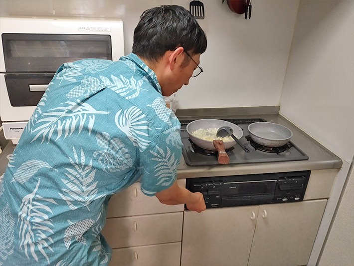 調理している筆者の写真