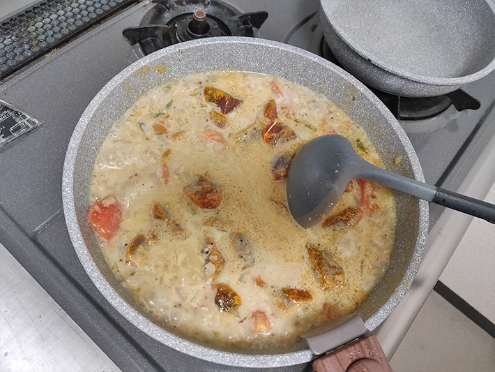 料理中のフライパンの様子