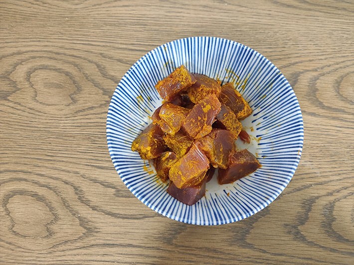 スパイスと塩でカツオをマリネする