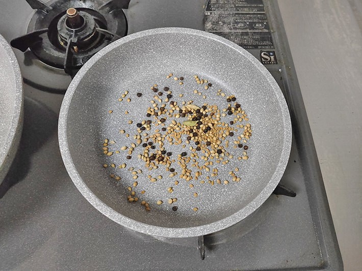 スパイスを煎る