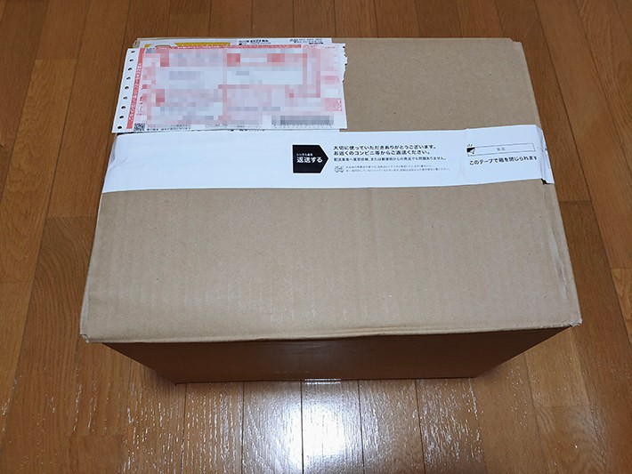 梱包用の箱に入れた写真