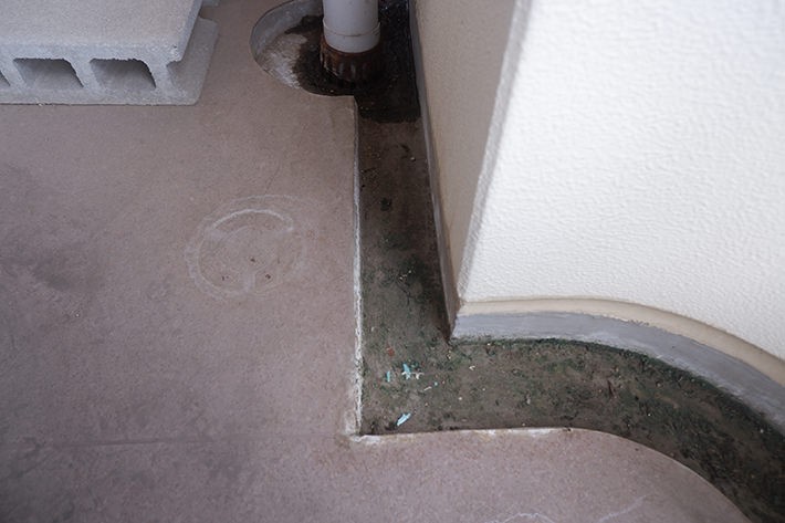 かなり汚くなっているベランダの排水溝