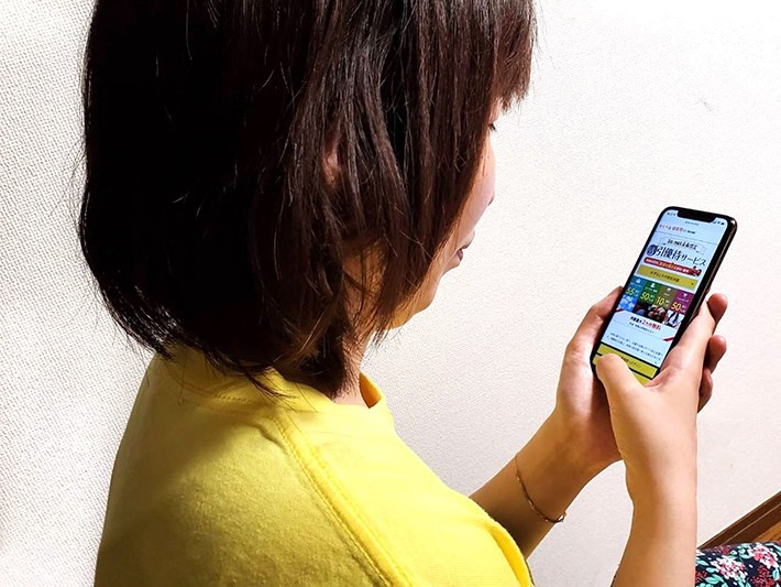 スマホを持つライター