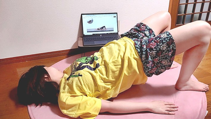 オンラインフィットネスをするライター