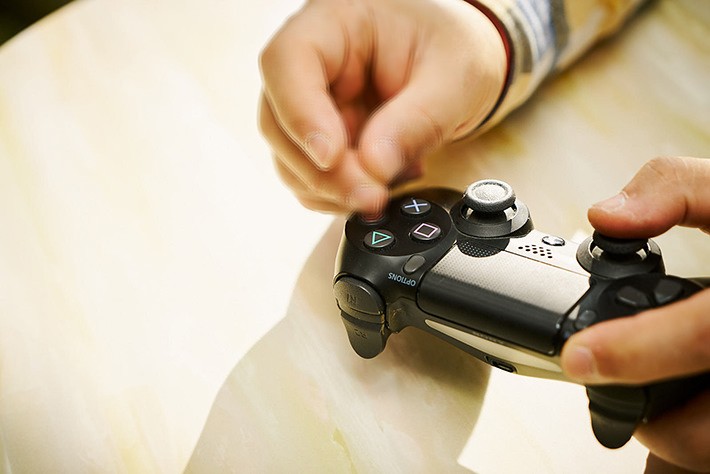 コントローラーを持つ手元の写真
