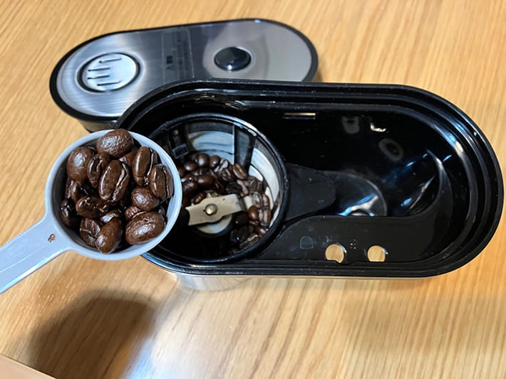 コーヒー豆を入れているところ