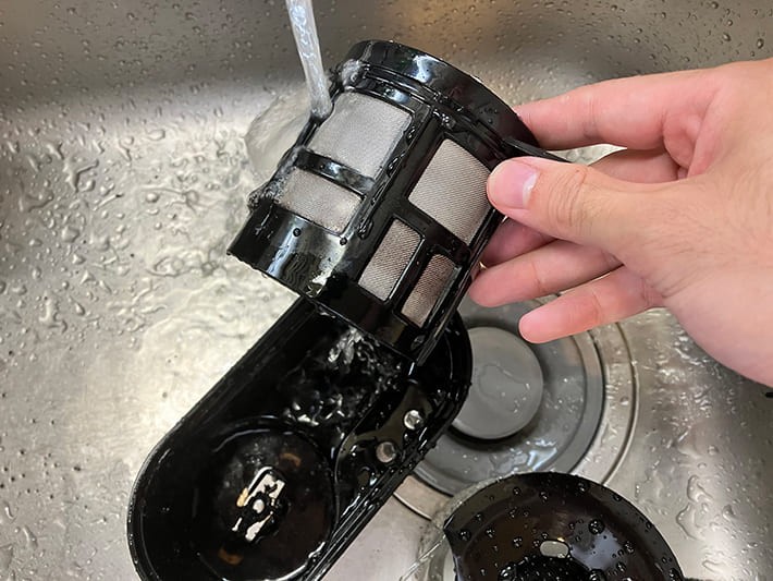 フィルターを洗っている画像