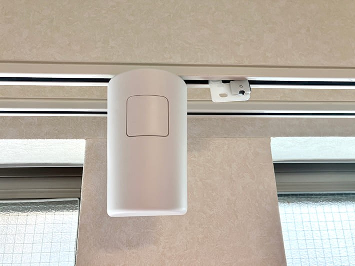 カーテンレールに取り付ける