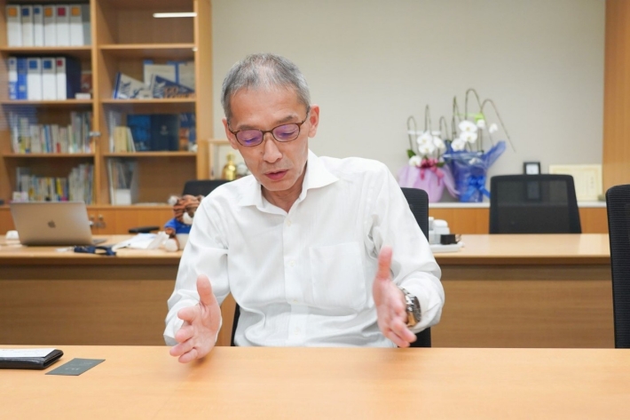 ラボラトリーでは外部の方を先生として招くこともあるのか