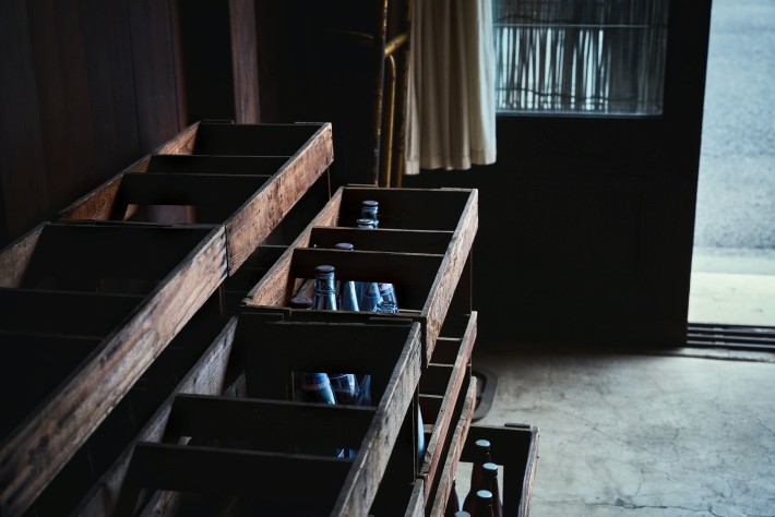 歴史ある造り酒屋の長男として生まれた