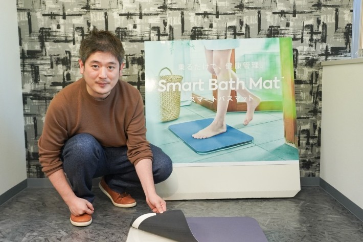 お風呂上がりに気軽に体重を計測できる「スマートバスマット」