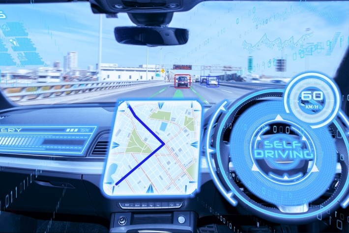 まるでスマホ?運転席は全面タッチパネル