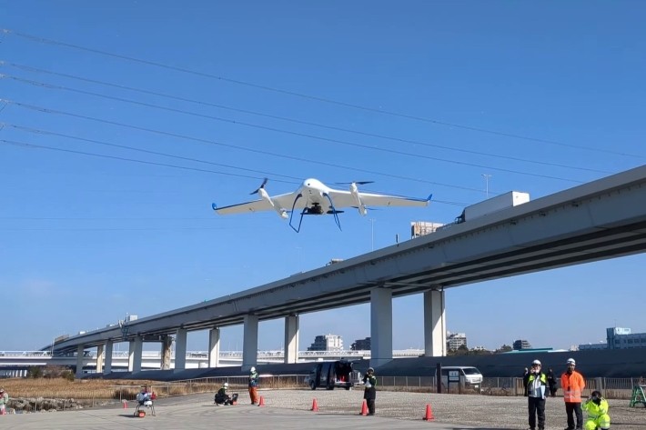 荒川河川敷でエアロボウイングを使用した高速道路確認目的の実証実験