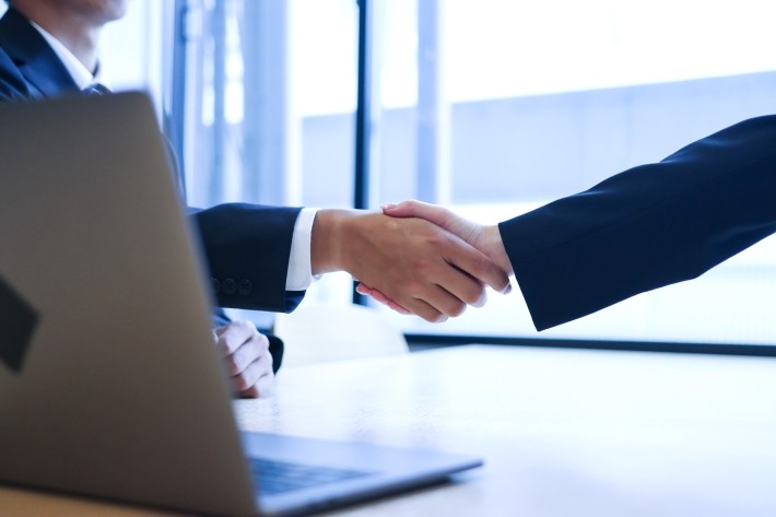 母校のハーバード大学に戻る